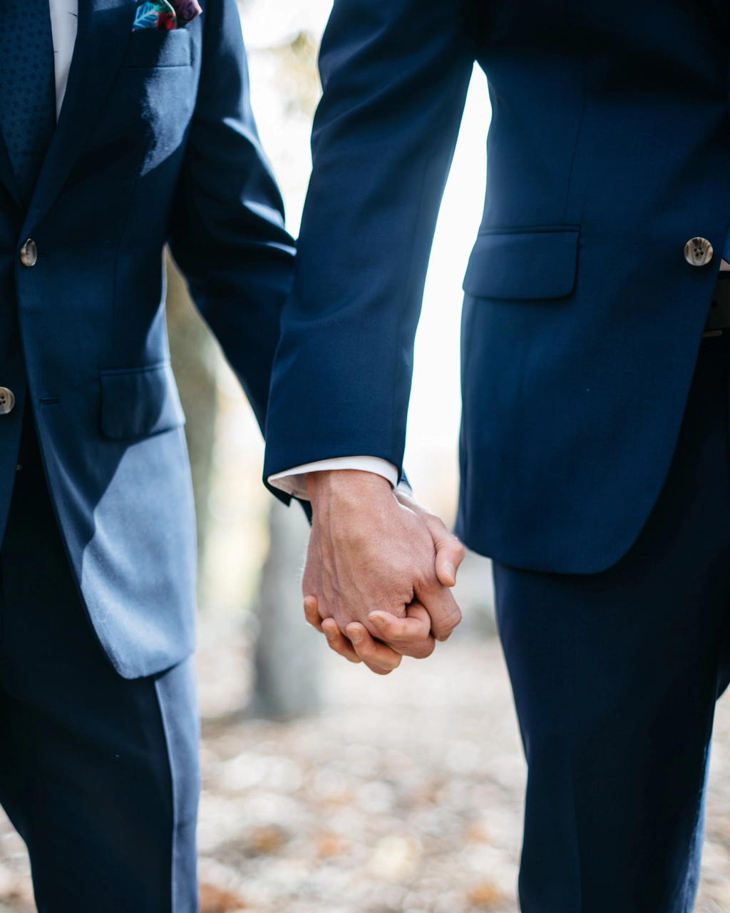 Dos novios tomados de la mano en su boda