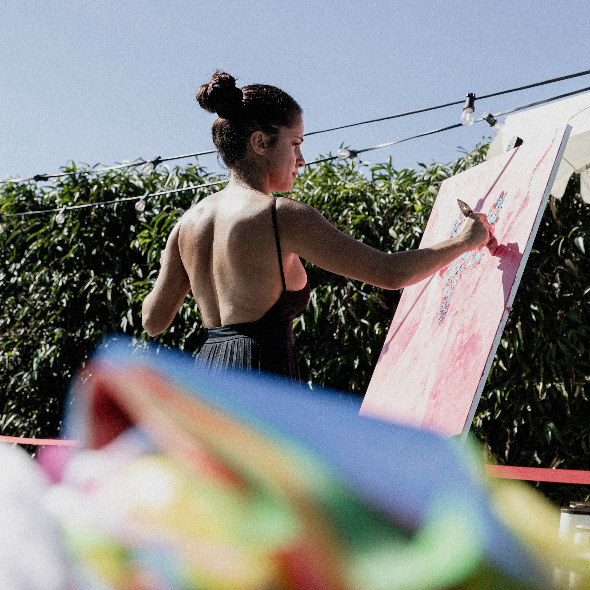 Artista pintando en directo durante la jornada