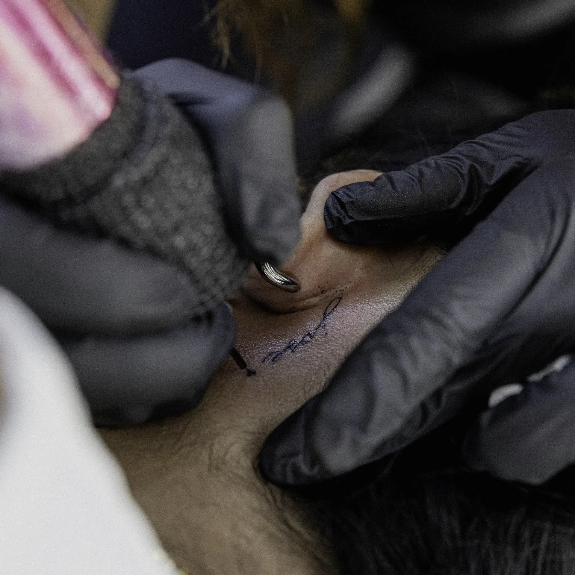 Tatuaje fino realizado en el evento