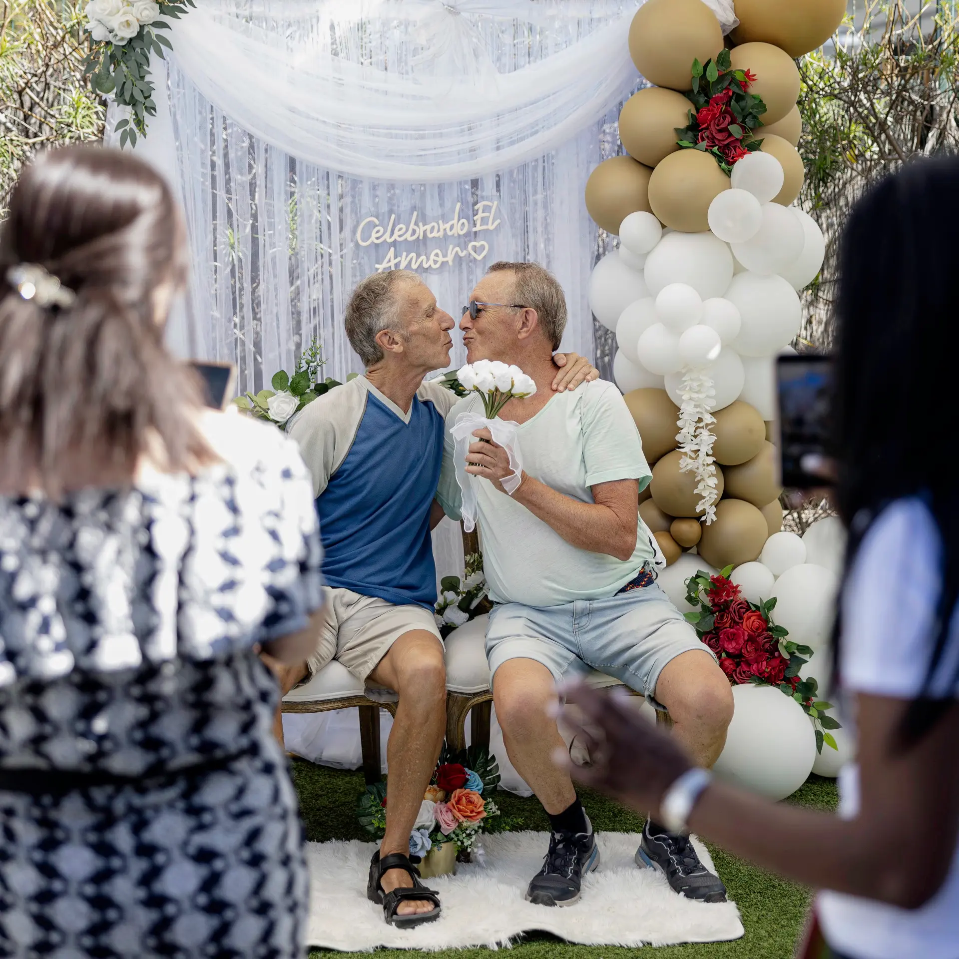 Pareja besándose en el photocall del evento