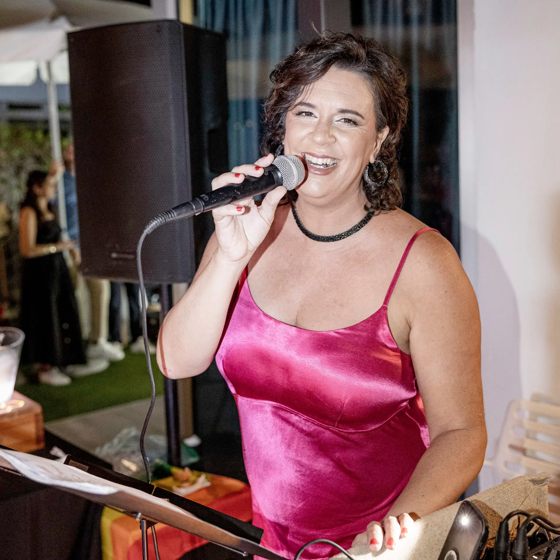 Cantante en directo durante la celebración