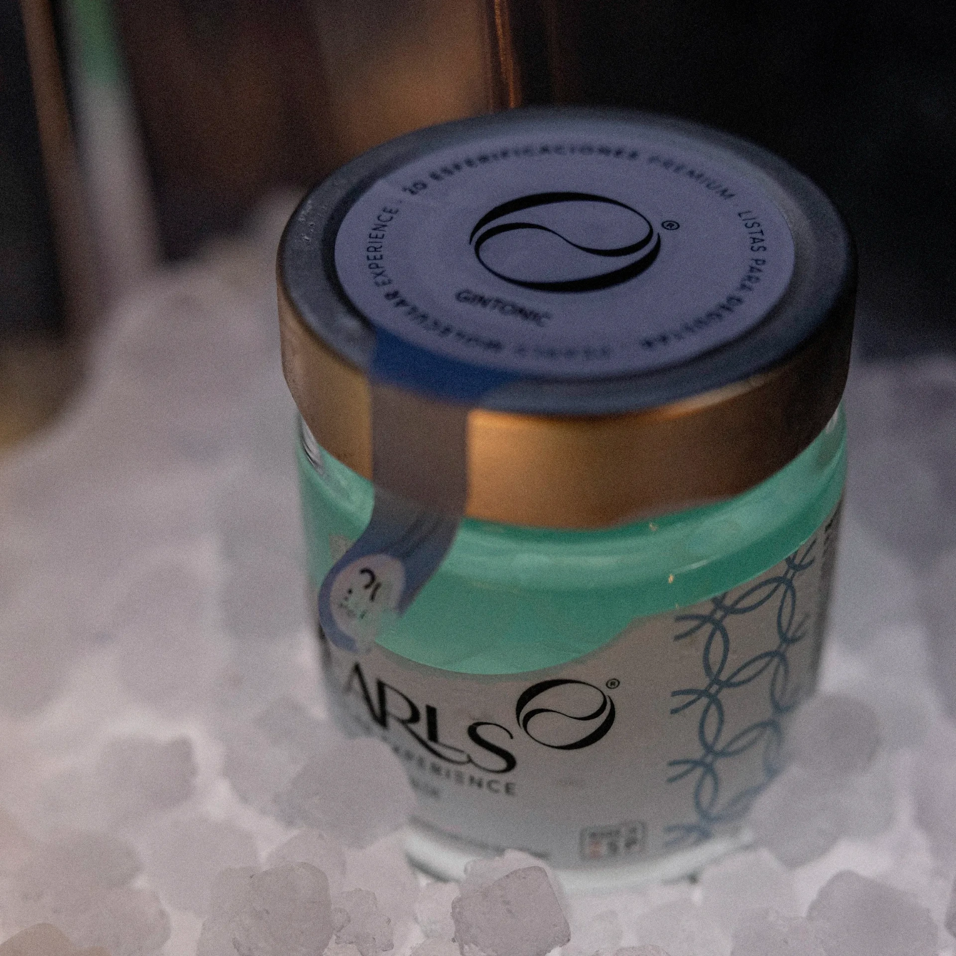 Cóctel premium listo para servir sobre hielo