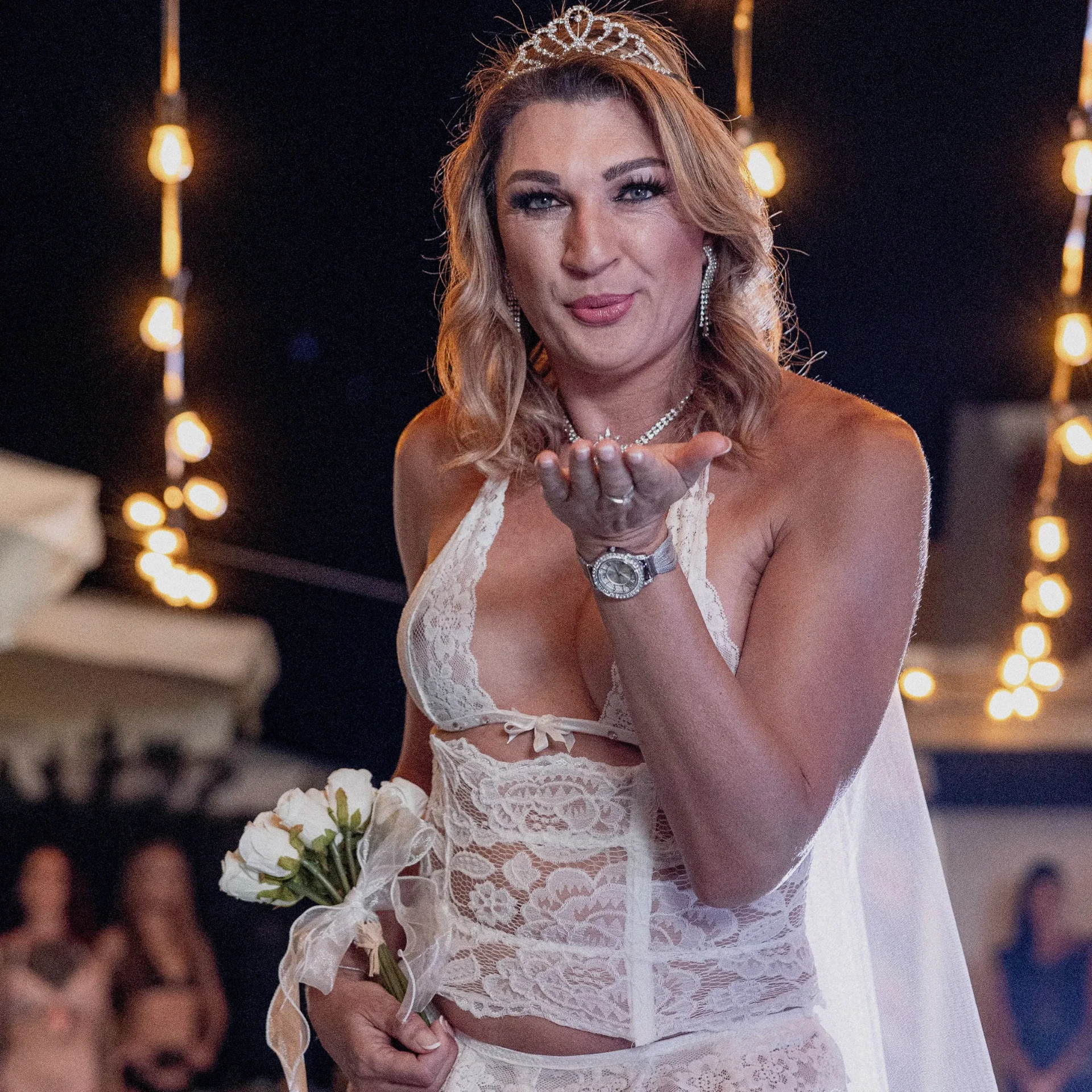 Modelo nupcial lanzando un beso en la pasarela