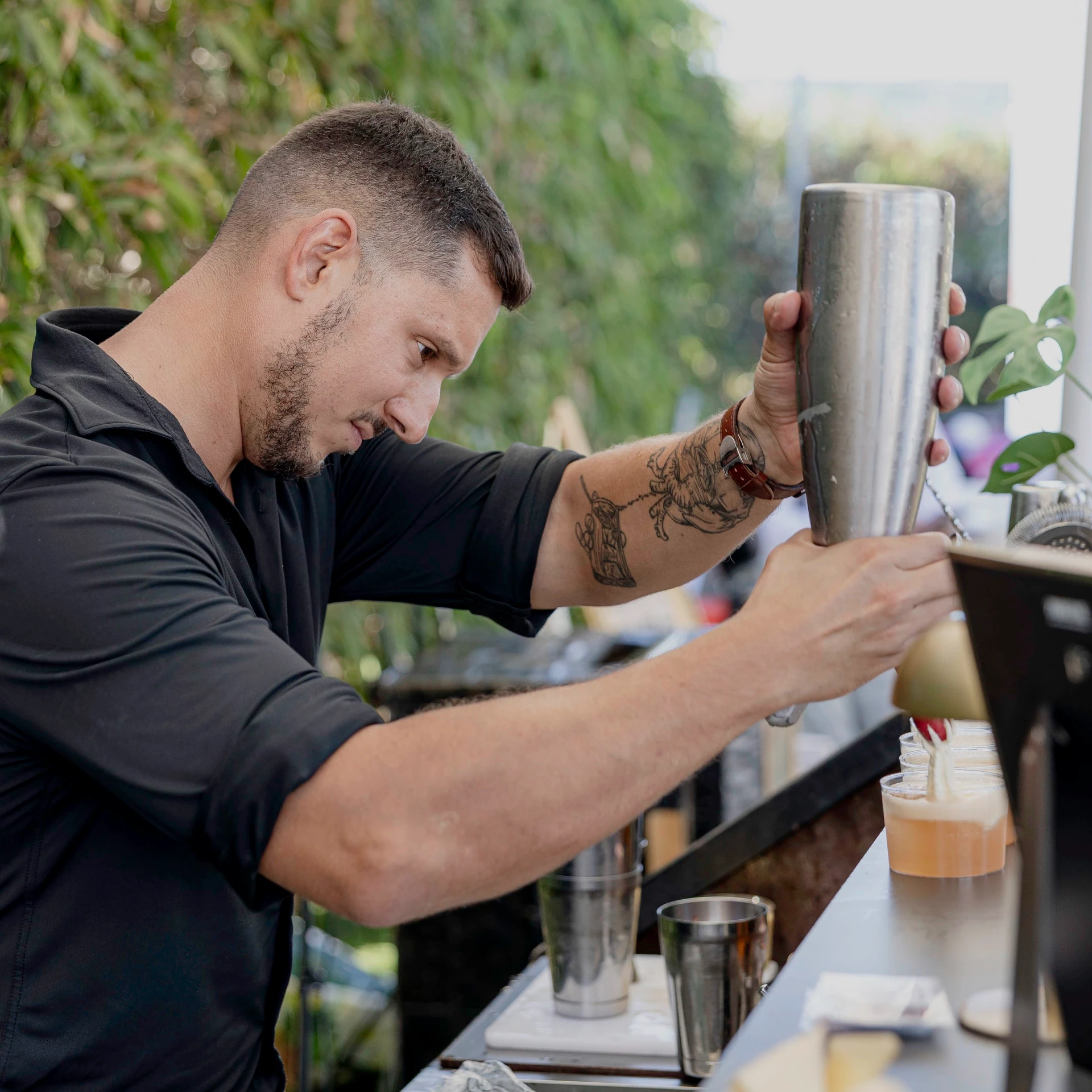 Bartender preparando cócteles de autor