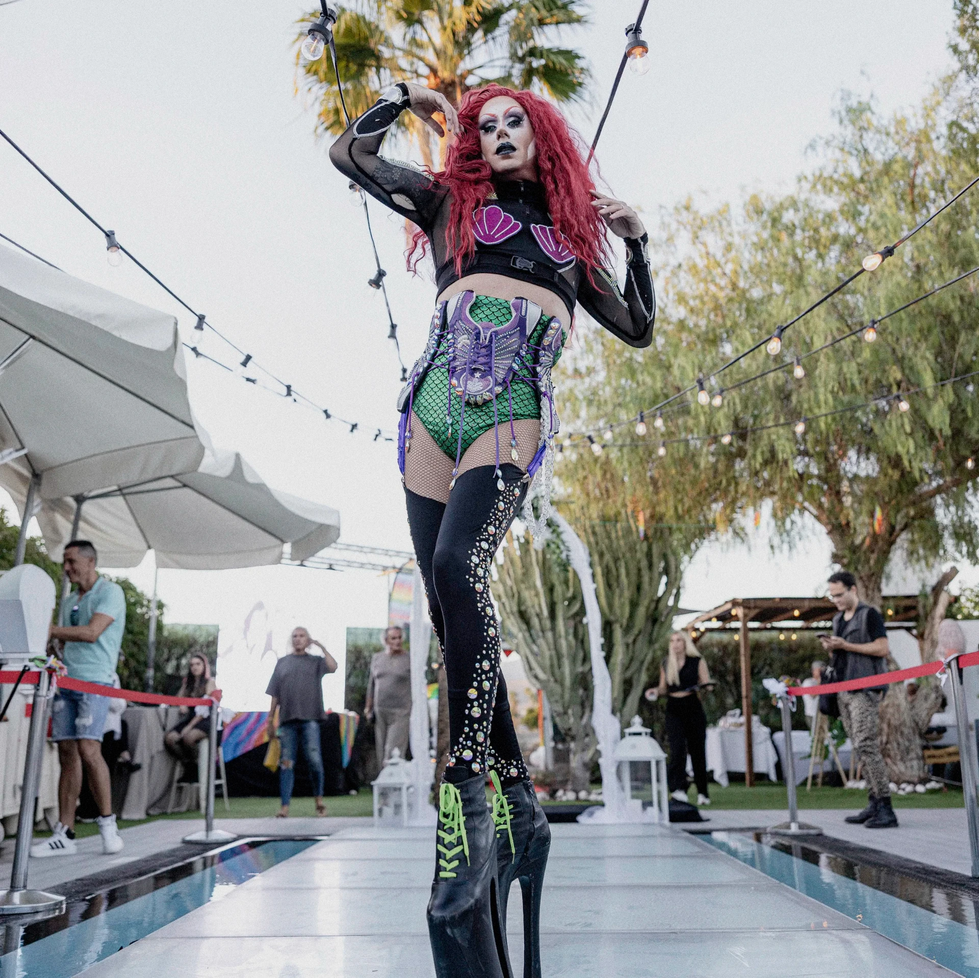 Artista drag en la pasarela del evento