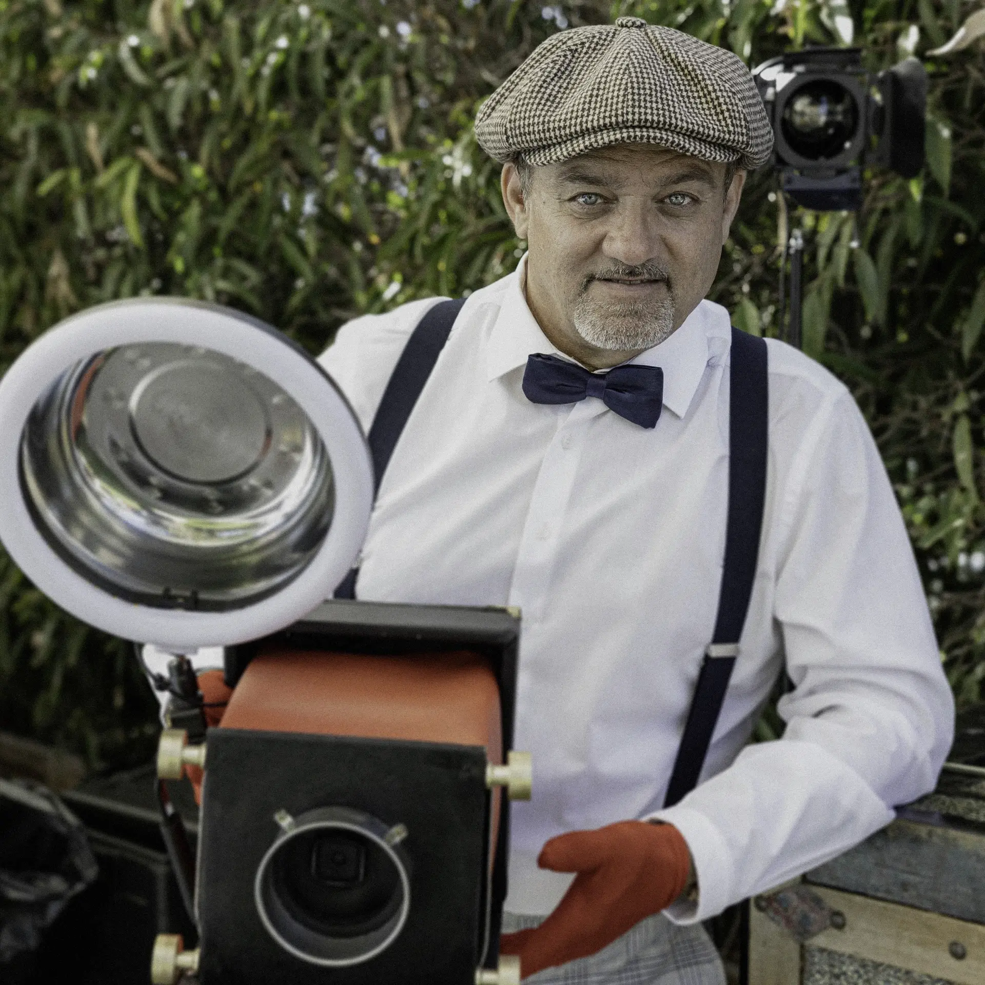 Fotógrafo de época con cámara vintage