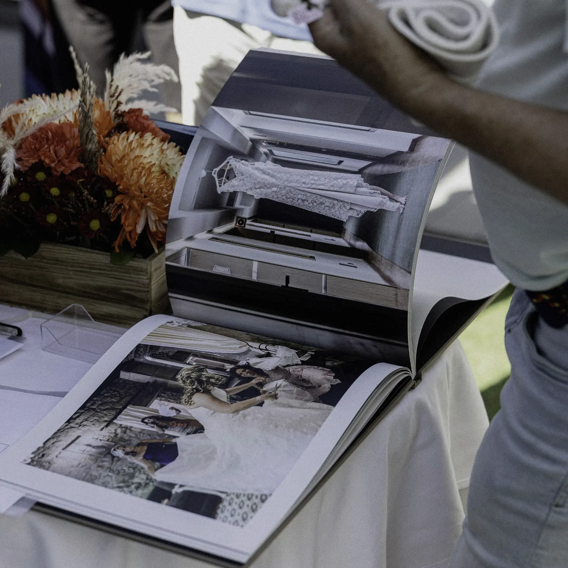 Álbum de boda sobre la mesa de un expositor