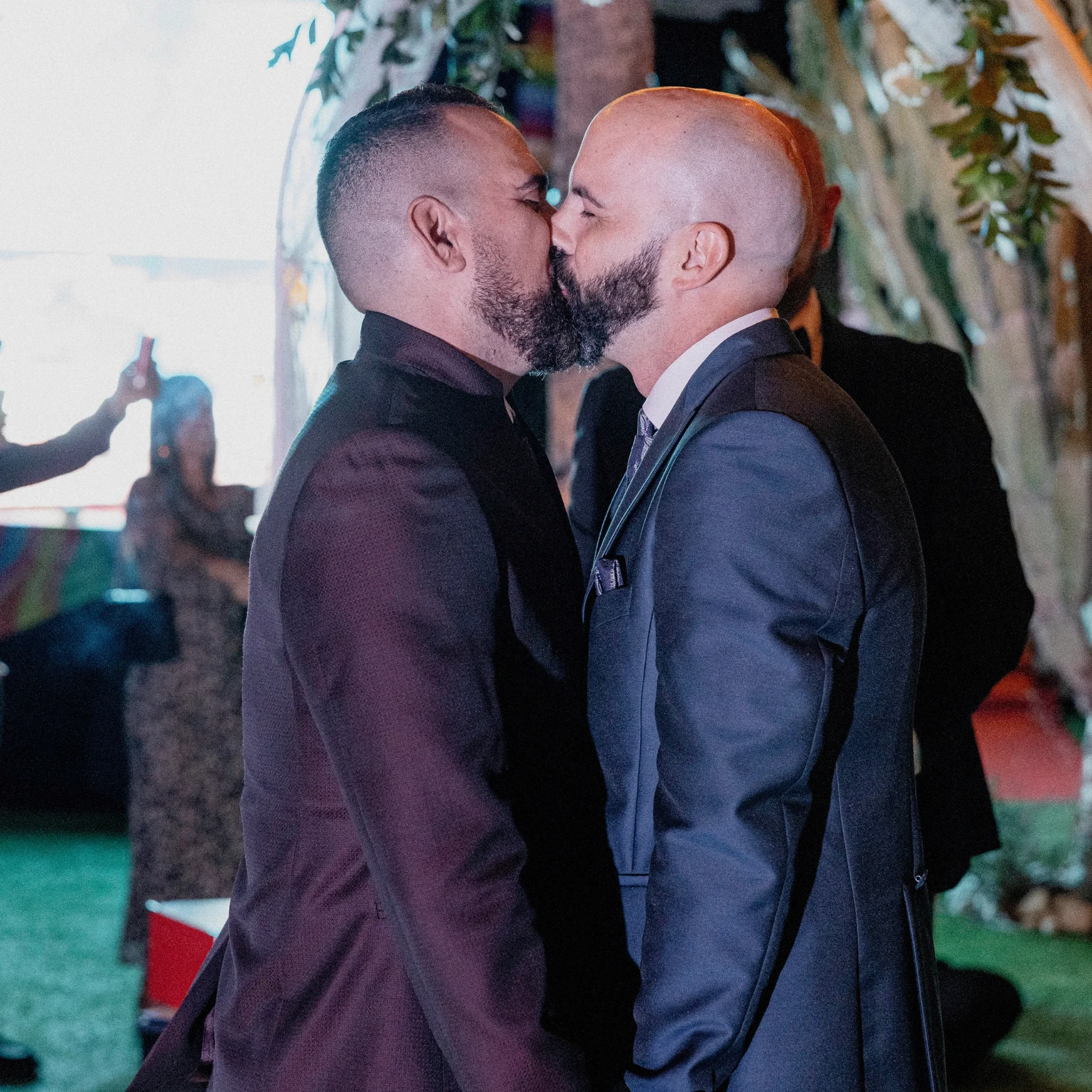 Dos novios besándose en la ceremonia