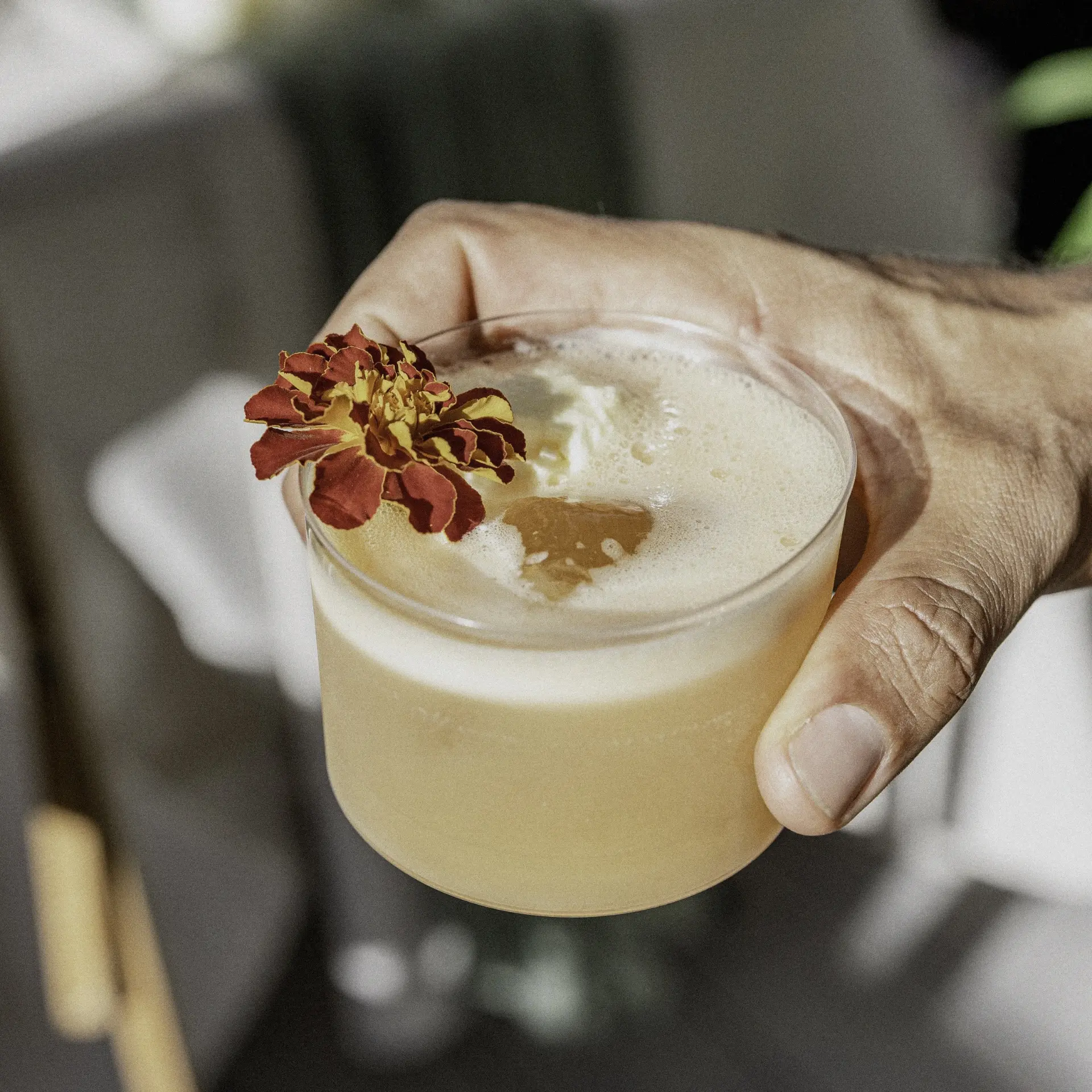 Cóctel de autor con flor comestible