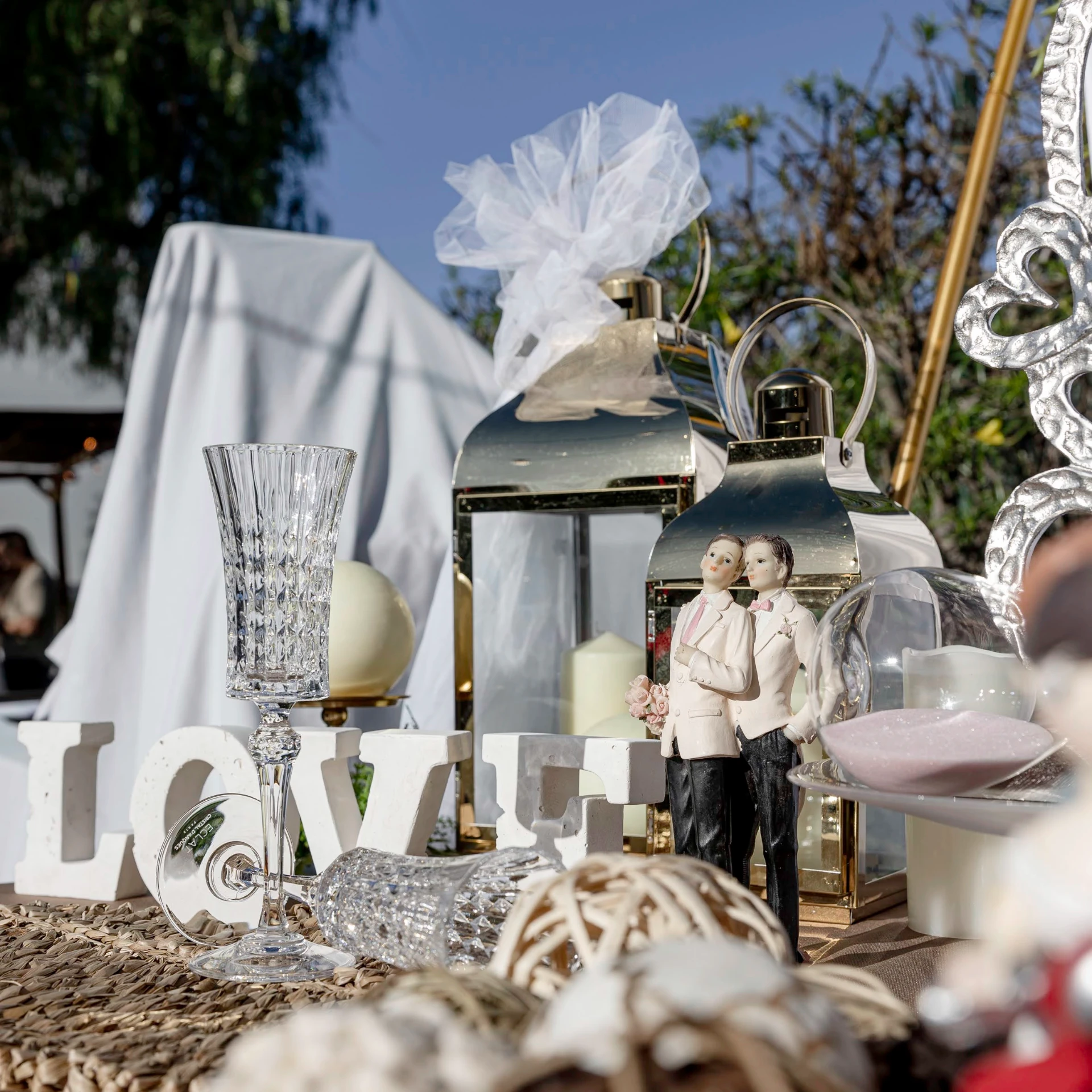 Detalles de decoración con figura de dos novios
