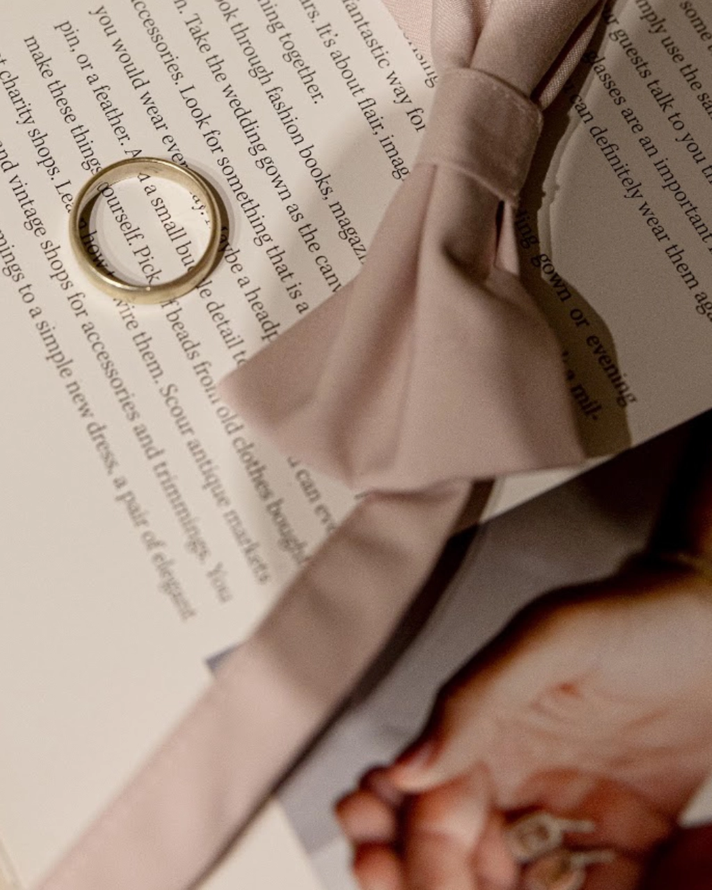 Alianzas de boda sobre un libro de ceremonia